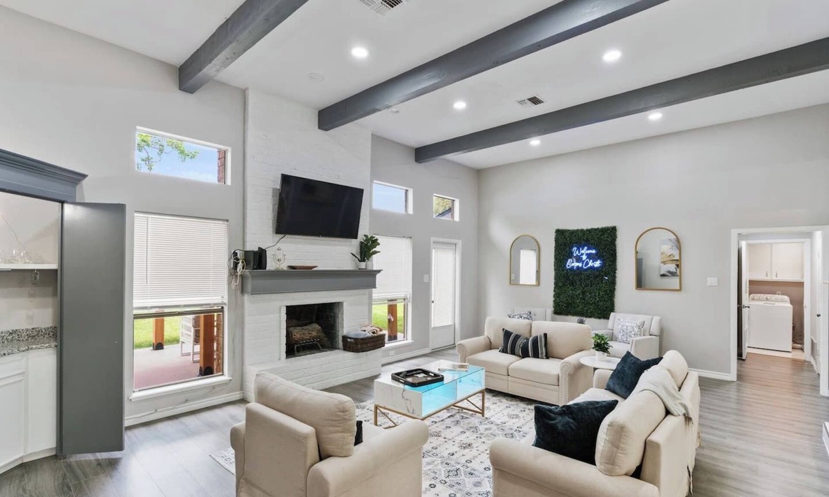 South Side House | This fully renovated 3BR | 2BA home (2,000+ sq ft) offers the perfect mix of modern design, comfort, and space—ideal for families, groups, or extended stays. 🛏️ Bedrooms & Sleeping Spaces 2 King bedrooms 👑 1 Queen bedroom 🛌 1