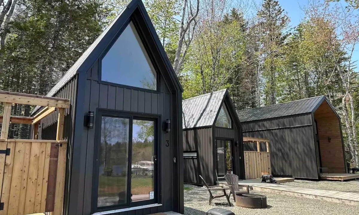 Clare House | “Tiny Three” (Private Hot Tub)