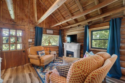 Rudy House | Too cute-Queen-Log cabin charm-Kitchen-The Happy Hound