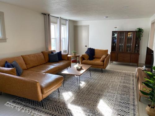 Fairport Harbor House | Totally renovated large family getaway! King bed