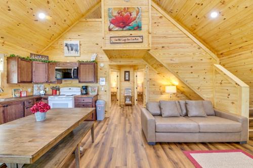 Dennis House | Tranquil 'Red Magnolia Cabin' Near Lake Granbury!