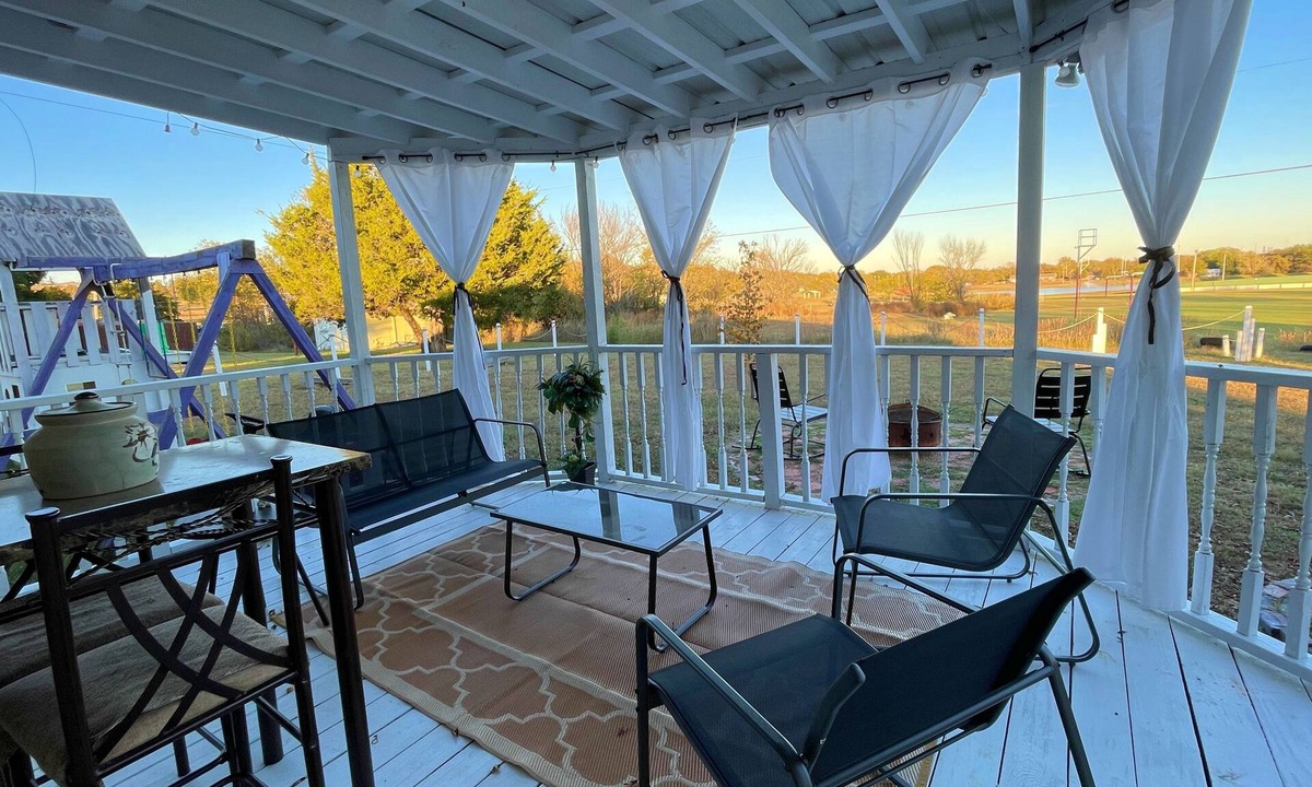 Coffeyville House | Trendy home with a scenic back porch, fish, golf pickle ball and more