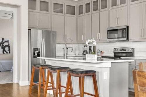 West Dallas House | Trinity Groves Retreat - Large Modern 5 BR Home