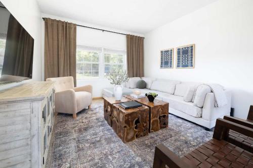 Bloomington House | Turntable&Vinyl - Deck - Vibrant - Near IU