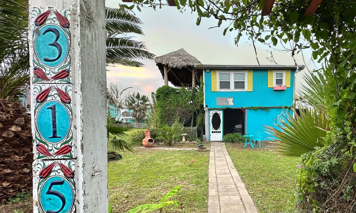 Surfside Beach Apartment | Unique charming coastal cottage