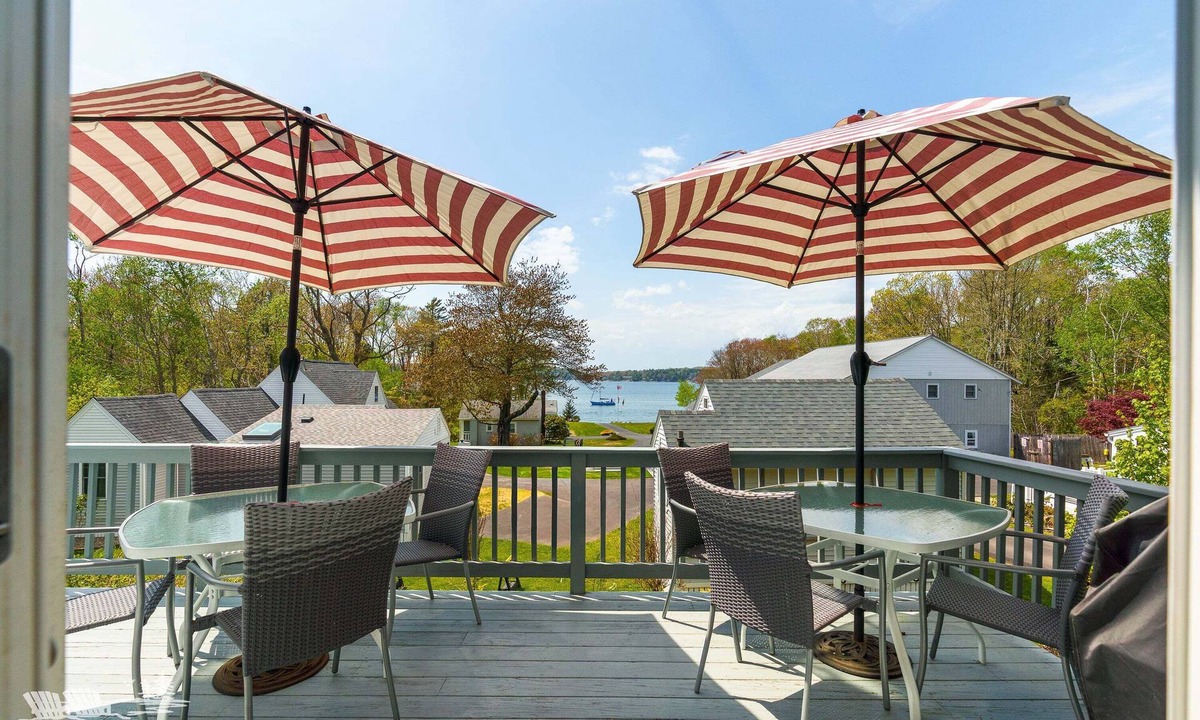 East Boothbay House | Unwind by the Bay: Pet-Friendly and Linekin Bay Views!