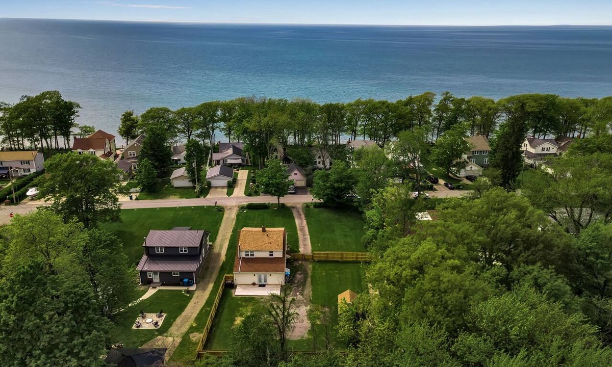 Lake Erie Beach Cottage | Updated 3 bedroom Lake Erie cottage steps from the water