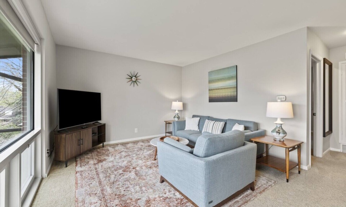 Grandview Heights Apartment | Updated flat with parking and laundry in an exceptional location
