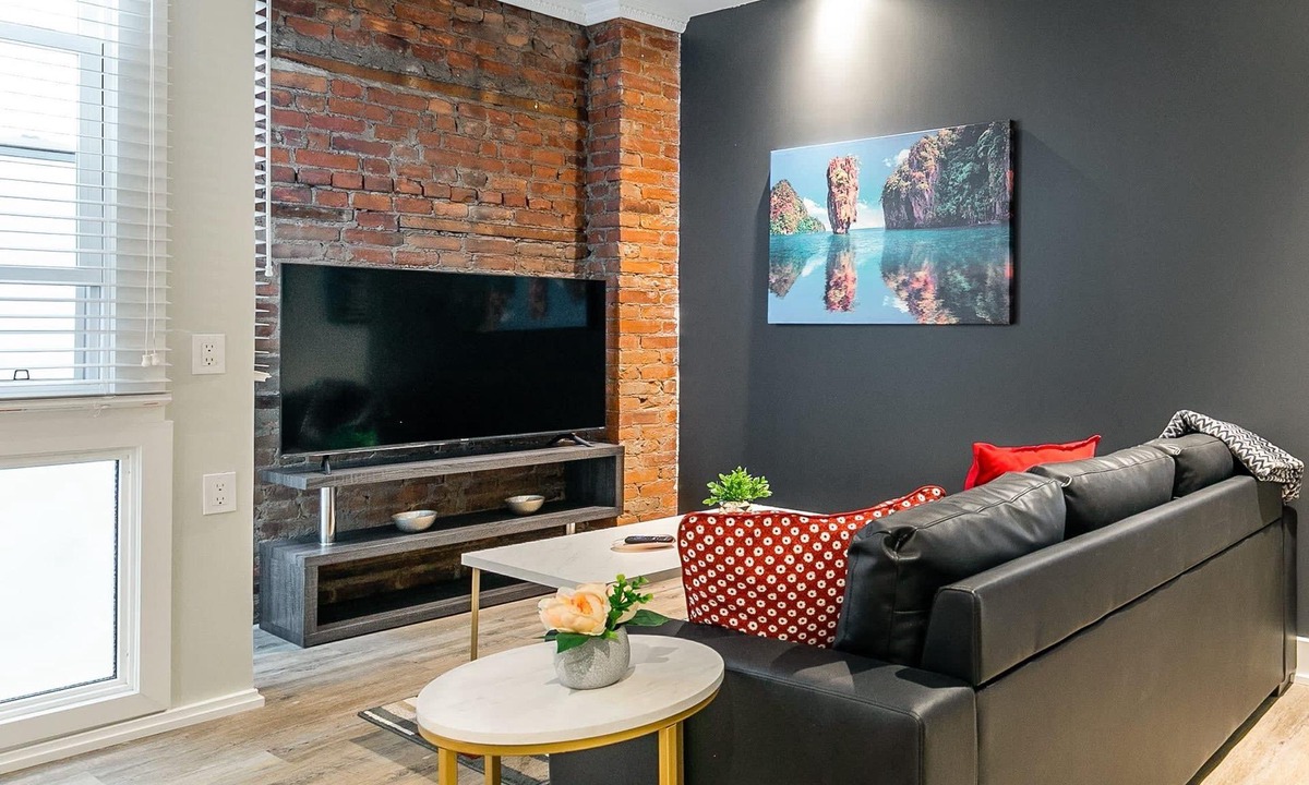Central Hamilton Apartment | Upscale 2BR Condo with Netflix - Prime Location