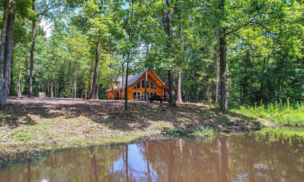 Broken Bow Cabin | Upscale Broken Bow Cabin: Hot Tub & Fishing Pond!