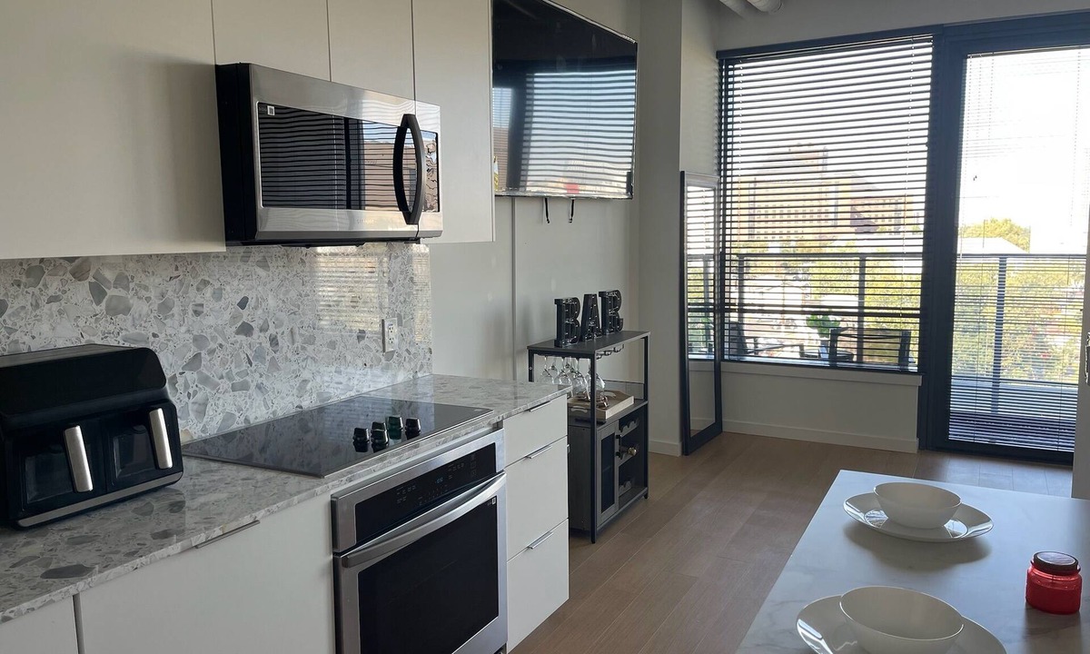 Dallas Design District Apartment | Upscale Urban Oasis: Fashion-Forward Dallas Apartment