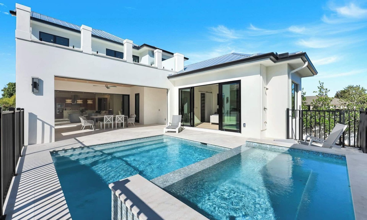 Naples Park House | Vanderbilt Luxury | Private Salt Pool & Spa | Minutes to Vanderbilt Beach