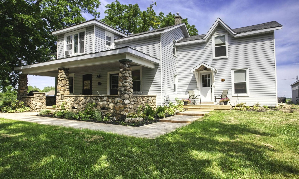 Beamsville House | Vineyard Location Comfortable spacious farmhouse. Ensuite bathrooms.