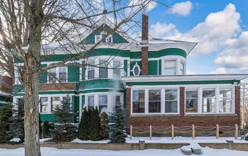 Erie House | Vintage Inn Erie