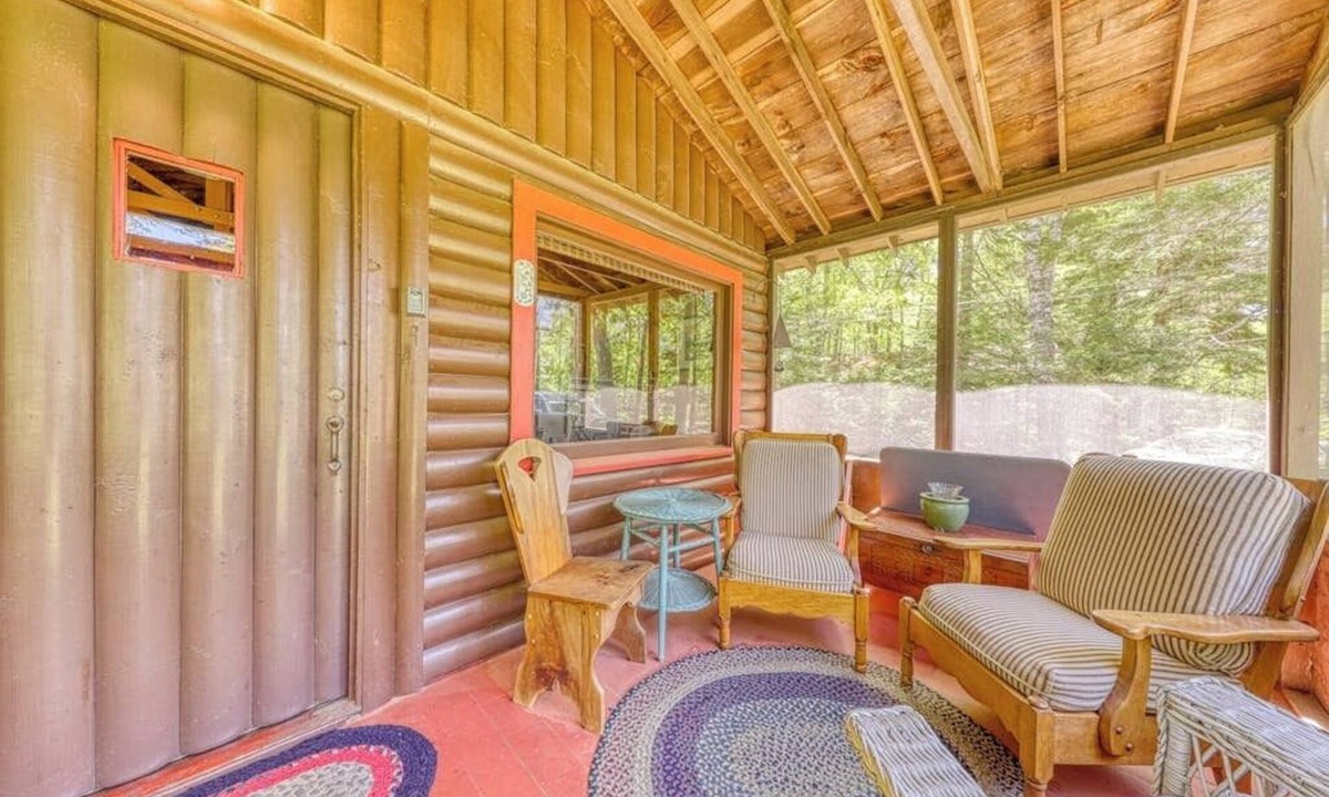 Boothbay Harbor Cabin | Vintage, Log Cabin in the Woods with Beach Club Access About One Mile Away