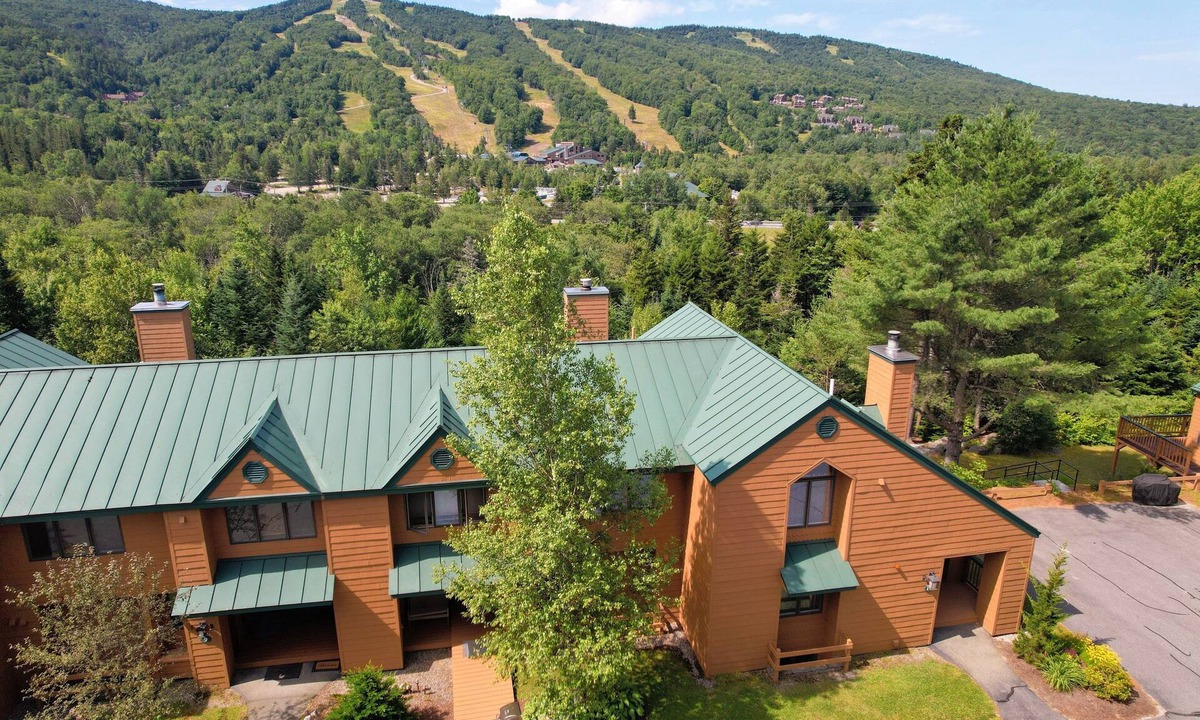 Carroll House | W9 Renovated Bretton Woods condo with great ski slope views, A/C fireplace, 1 minute from skiing!