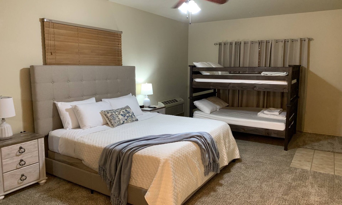 Branson West Condo | Walk-In Luxury Condo 3BR/3BA 3 Minutes to Silver Dollar City & Table Rock Lake