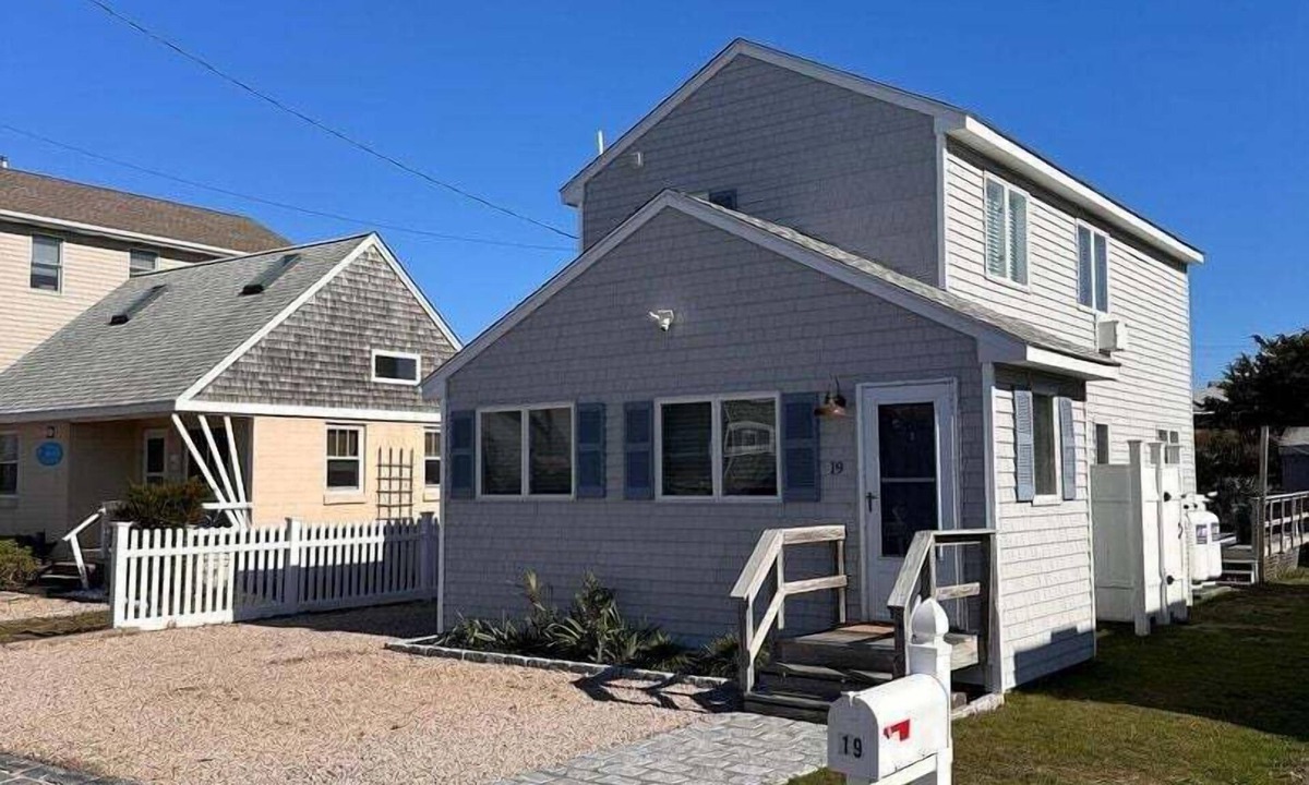 Jerusalem House | Walk to Beach! Renovated East Matunuck Home Near Dog Beach & Marina