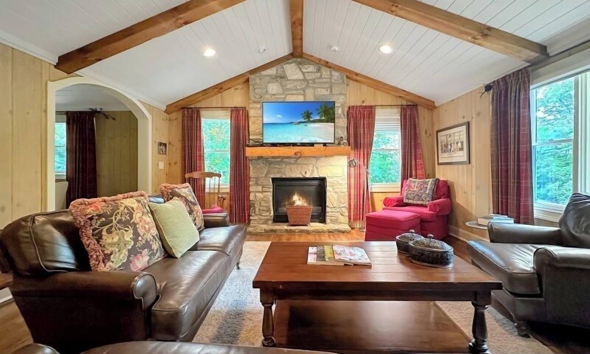 Highlands Cabin | Walk to Dinner. Walk to Coffee. Walk to Everything | Wilson Cottage