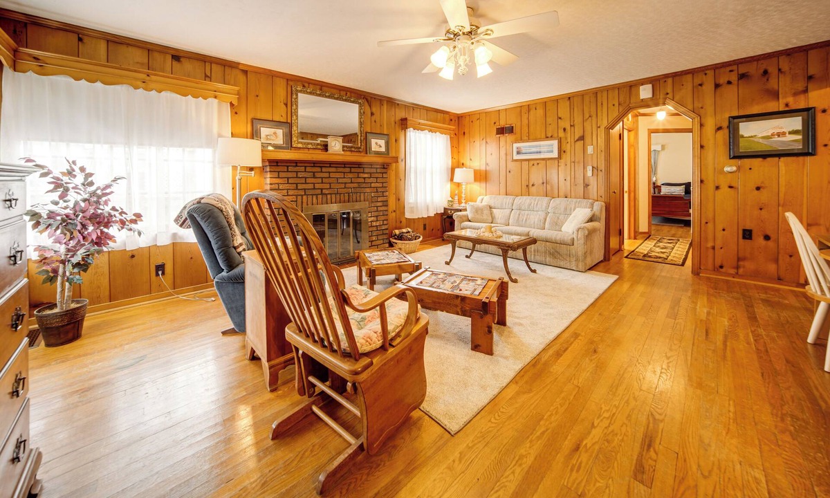 Edinboro House | Walk to Edinboro Lake: Cozy Cottage w/Porch!
