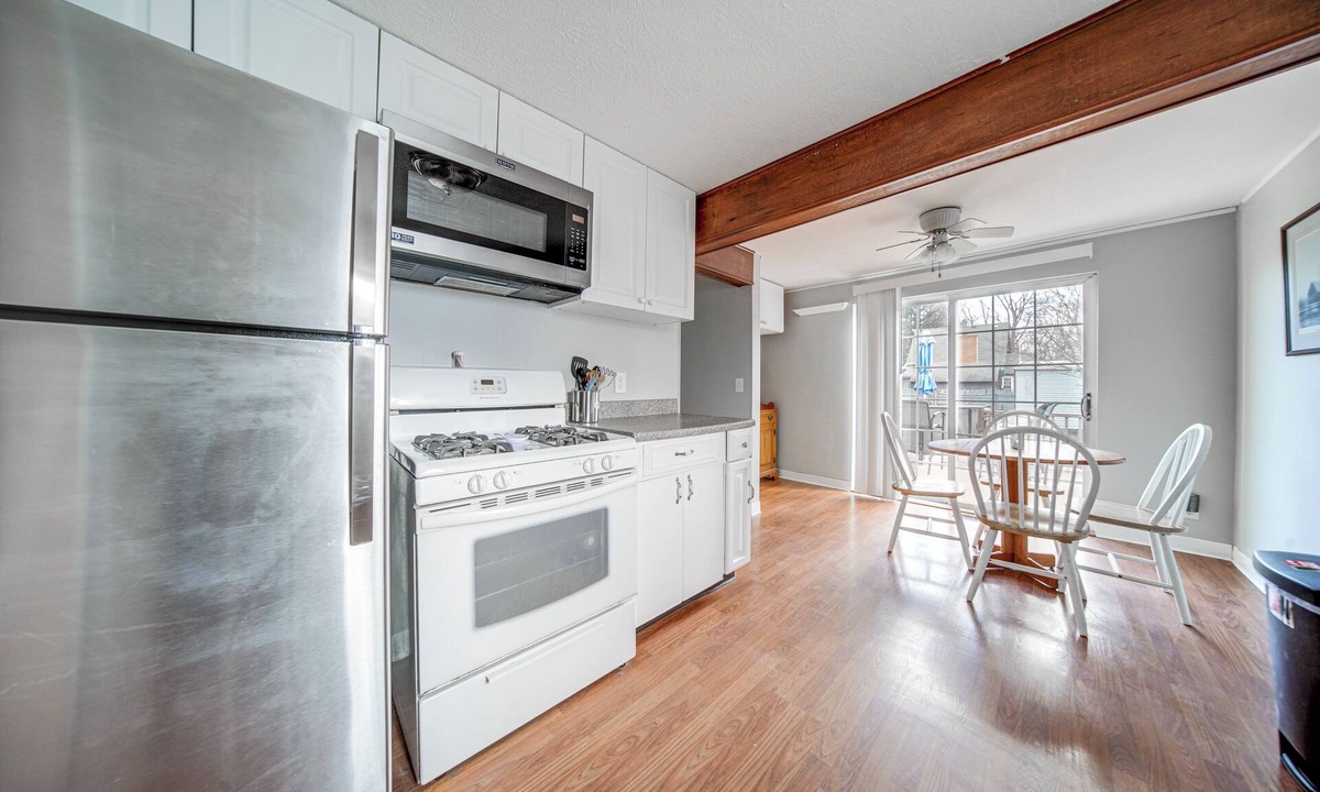Erie Cottage | Walk to Lake Erie & Beach Access: Home w/Deck!