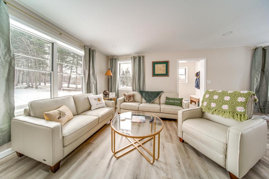 Pymatuning South House | Walk to Lake: Pet-Friendly Cottage in Jamestown!