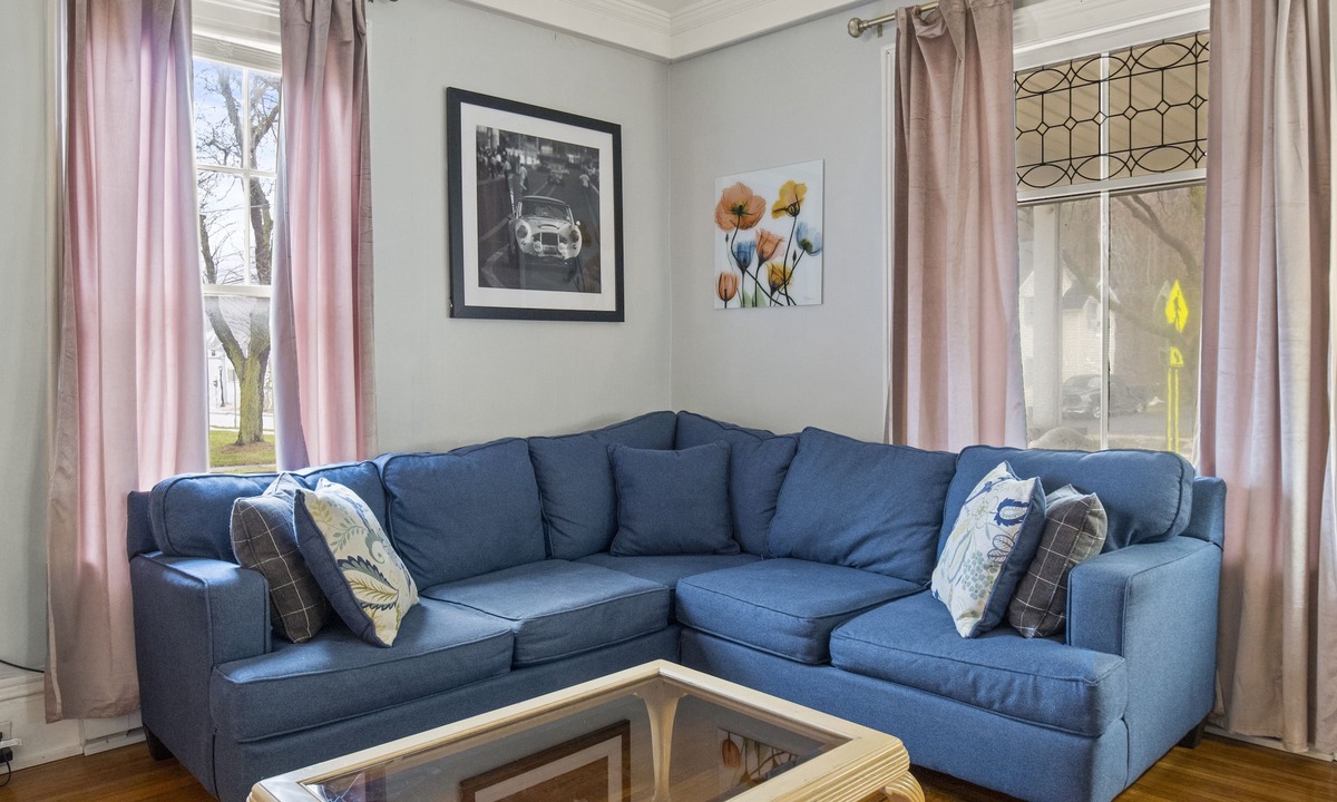 Watkins Glen House | Walk to park & restaurants.!