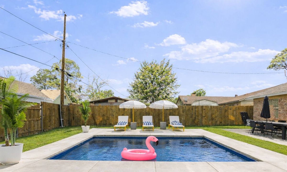 Arlington House | Walk to World Cup! - Gated Heated Pool - Playset - 6 Beds