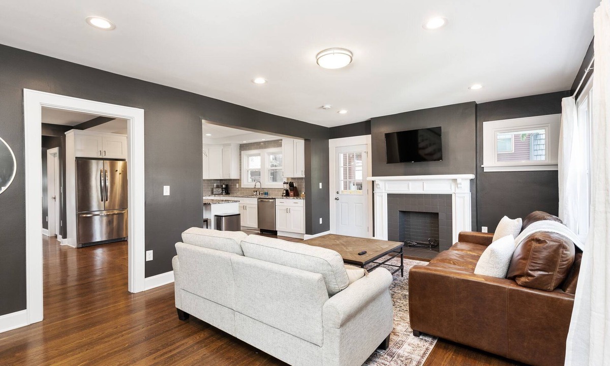 Clintonville House | Walkable Coffee, Restaurants, Shops, and Grocery! Huge backyard.