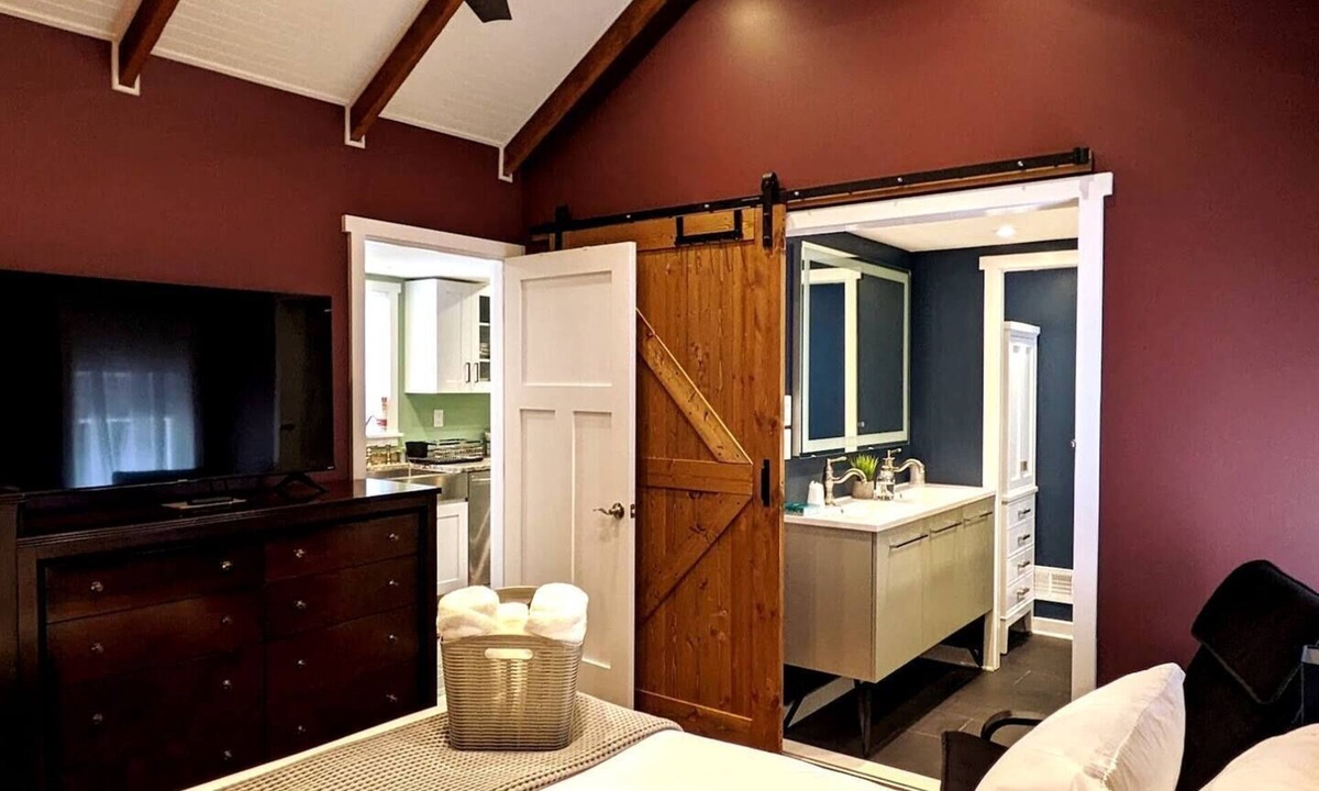 Downtown Buffalo Cottage | Walkable Elmwood Cottage, No Chores 2Bath 2BR 1Car