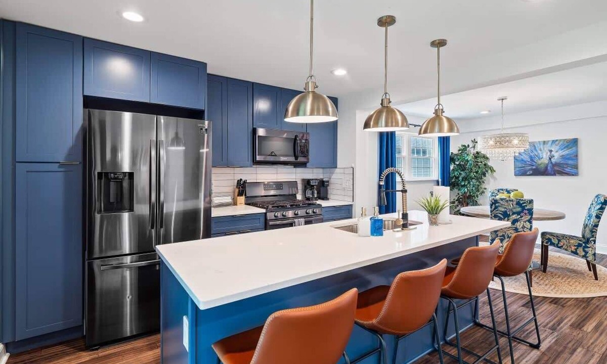Detroit - Shoreway House | Walkable Gordon Square - Sleeps 8 - 3BR