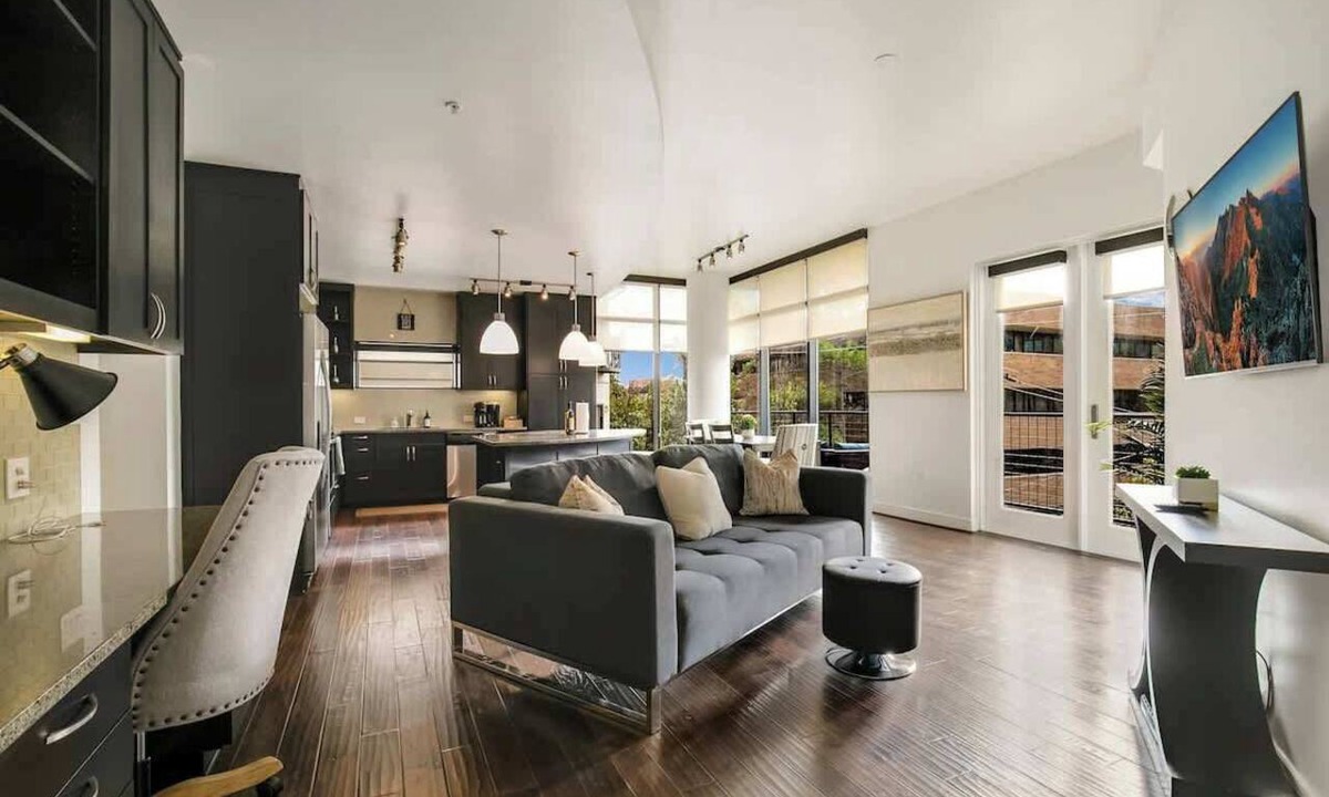 Uptown Apartment | Walkable Uptown Dallas 3BR with Pool, Pets, Wi-Fi