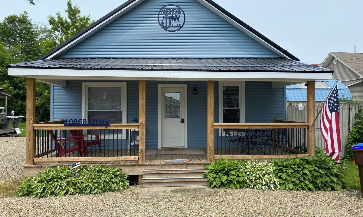 Conneaut Lakeshore Cottage | Walking distance to beach area of Conneaut lake- 4 beds-Dog Friendly- NO Smoking