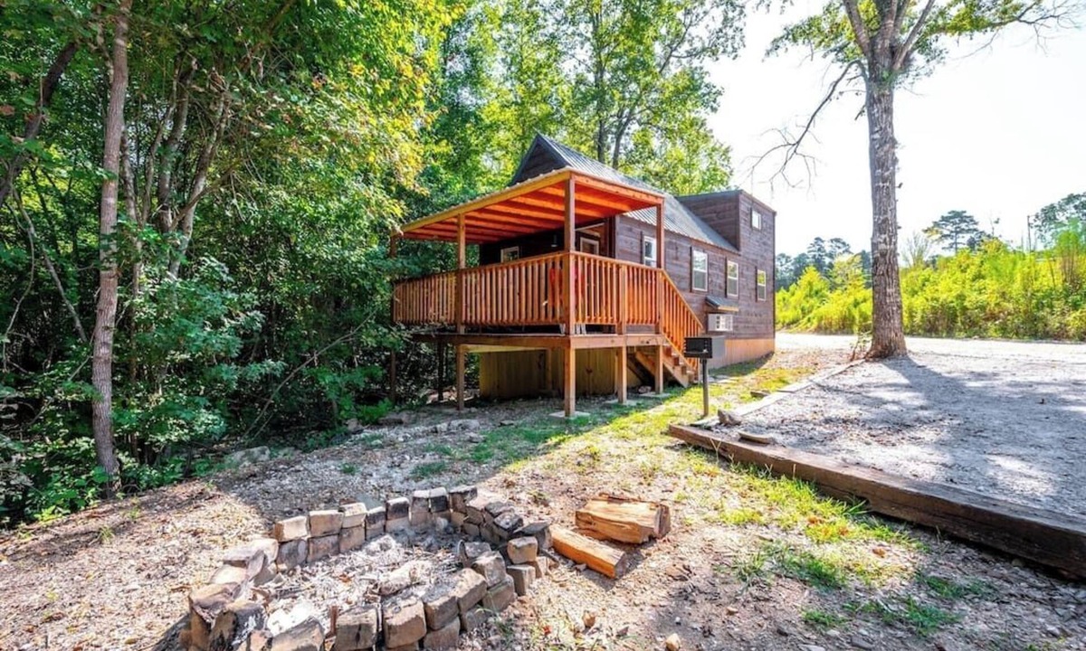 Broken Bow Cabin | Walnut: Sleep 4, Tiny Cabin, Pets, Near Park/Lake