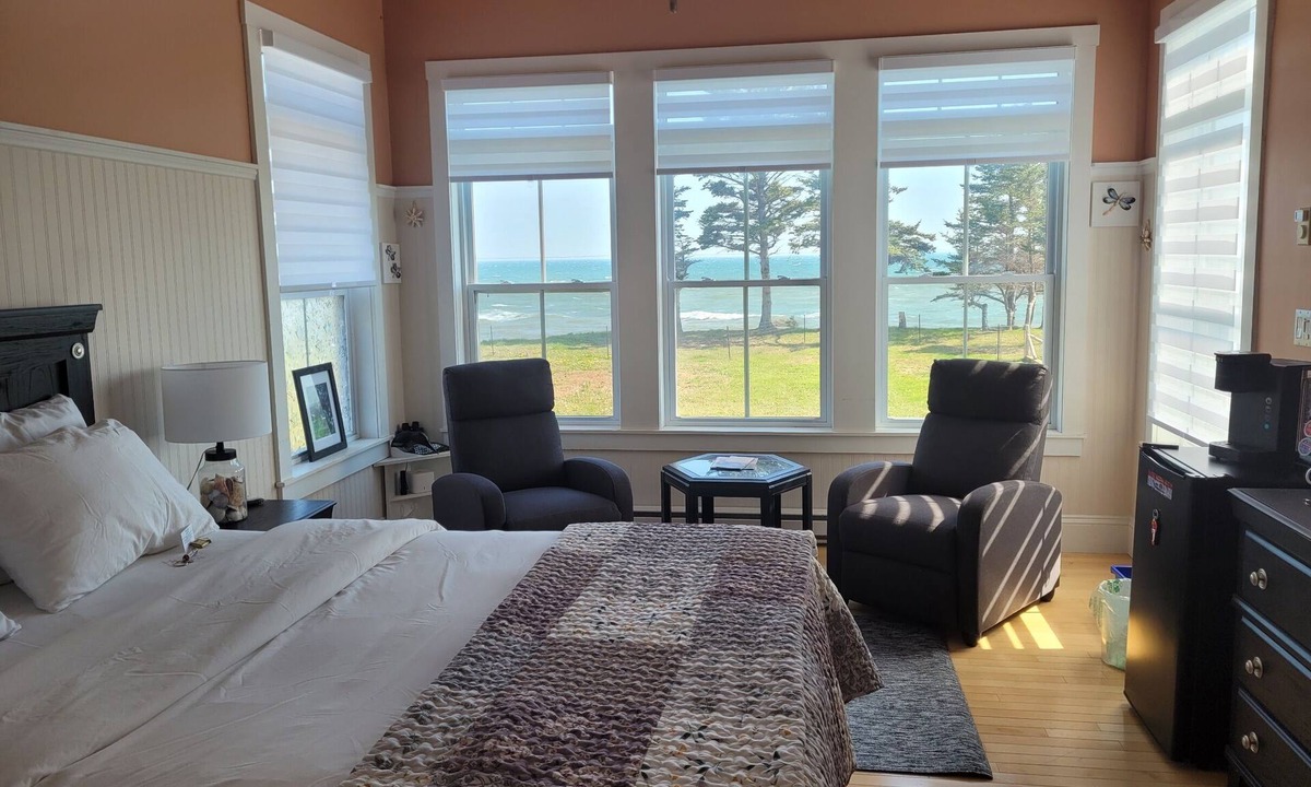Fernwood Bed & Breakfast | Waterfront bed and breakfast with mesmerizing views.