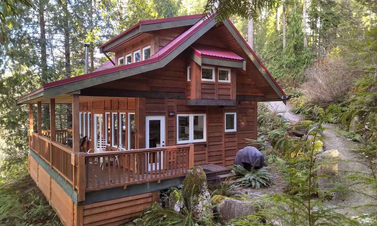Madeira Park Cabin | Waterfront Classic Cabin - Romantic Seclusion!