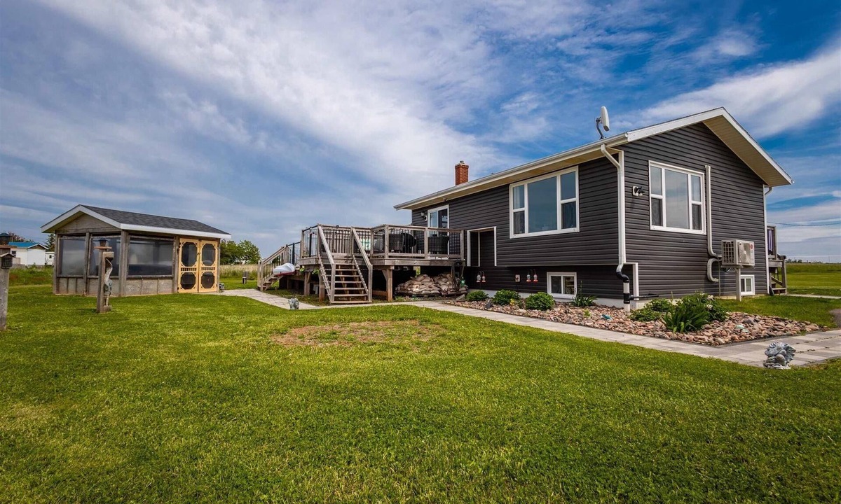 Summerside House | Waterfront Haven- Hot Tub- Kayak Access- 7 minutes from Summerside
