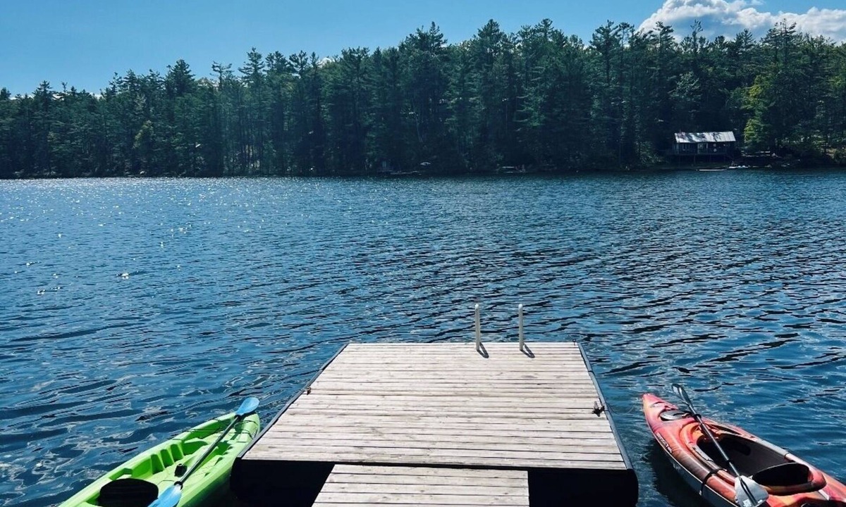 Minden Hills Cottage | Waterfront, Hotub, Back up generator, firepit, ice fishing, Christmas tree up