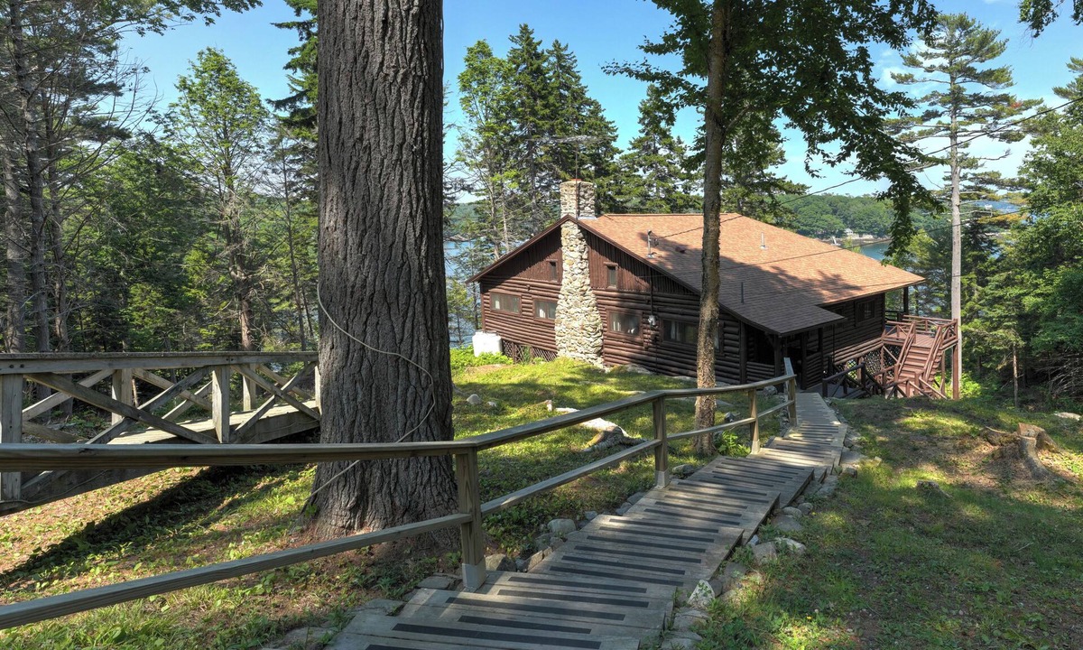 Boothbay Harbor Cabin | Waterfront Log Cabin Private Community Beach. CLOSEST TO TOWN less 10 min walk!