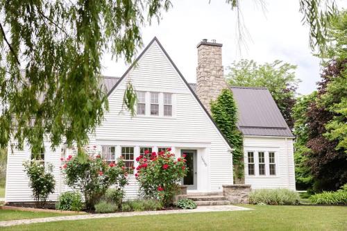 Virgil Villa | Waterfront Niagara-On-The-Lake Farmhouse on a Vineyard