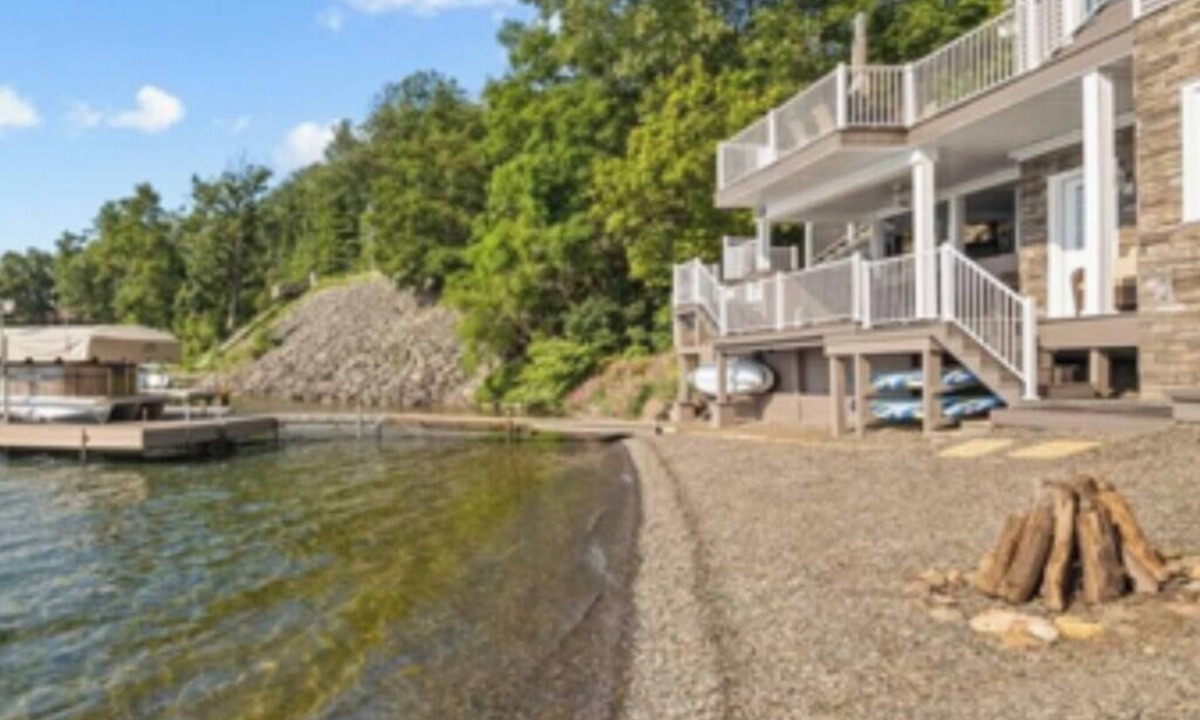 Pulteney House | Waterfront paradise 4-bedroom house in the fingerlakes