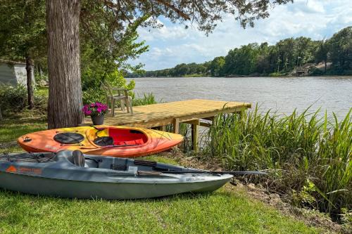 Fort Towson Apartment | Waterfront Retreat on Raymond Gary State Lake