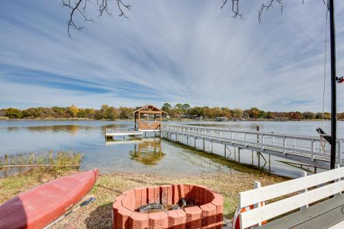 Quinlan House | Waterfront Retreat w/Dock on Lake Tawakoni!