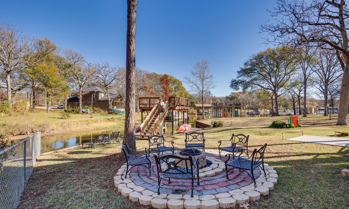 Leisure Land House | Waterfront Texas Escape w/ Luxury Hot Tub!