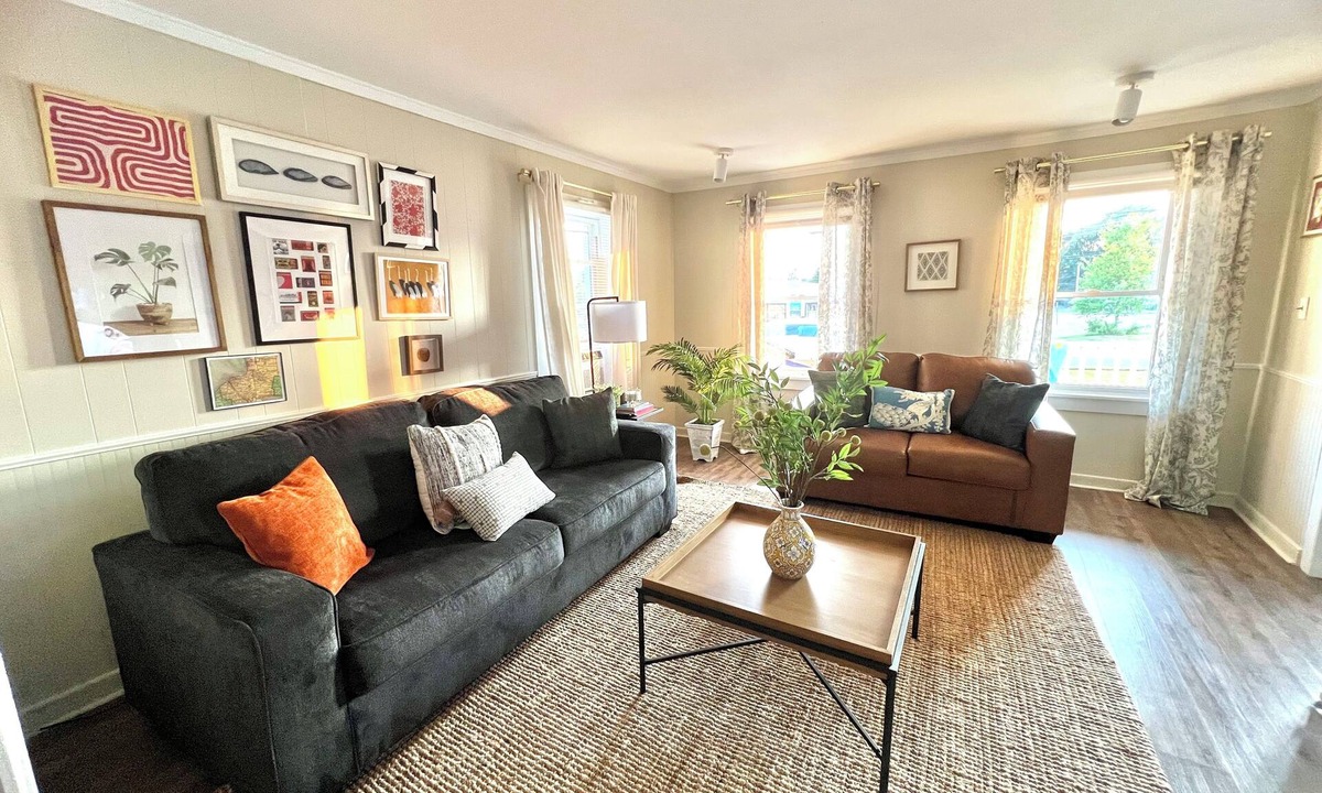 Oswego House | Welcome to happy home Oswego 5 bedroom to bathroom house with WiFi and AC