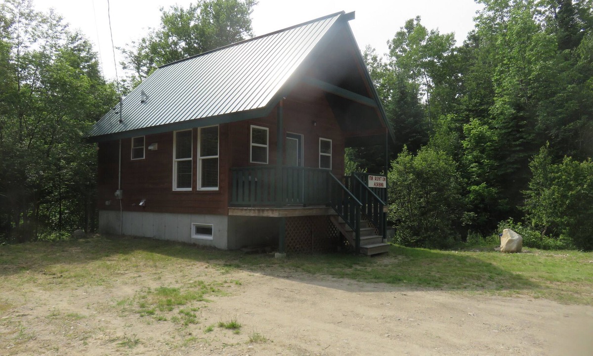 Sunday River Area Ski Chalet | Well equipped 3-bedroom chalet in Andover Maine including AC, WiFi.