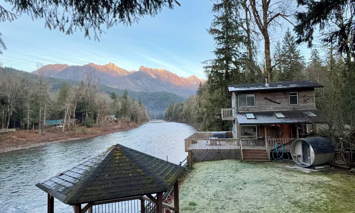 Gold Bar Cabin | Wild Sky river cabin above the Skykomish