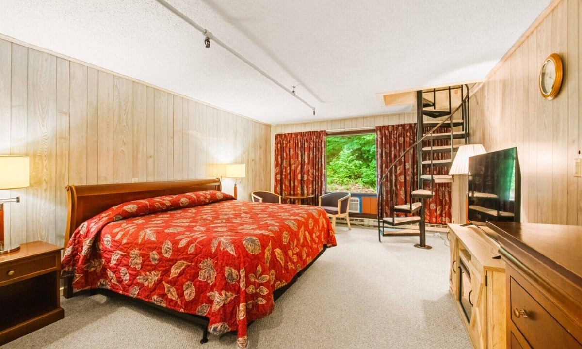 Stoneham Cabin | Wildlife & Water | 3-Story Retreat w/Spiral Staircase Charm
