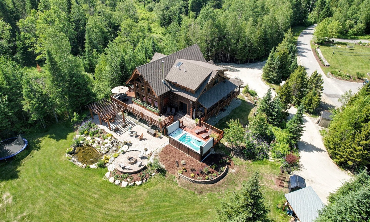 Carroll Cabin | WM dream home in National Forest; AC, swimspa, beach, massage chair, 2 min from ski area!