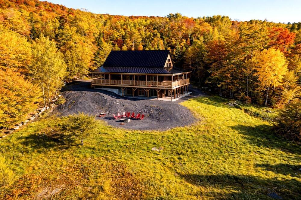 Greenville Cabin | Wonderful Cabin with Ping Pong Table and Lave Views in Maine